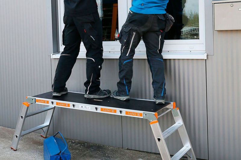 Hier sieht man zwei Arbeiter, die auf der neuen Arbeitsplattform Topic 1065 von Layher stehen. Es handelt sich dabei um ein Leichtgewicht aus Aluminium und Sperrholz. Was der, wie es heißt, trittsichere Neuling sonst noch so bietet, verrät der Hersteller hier.