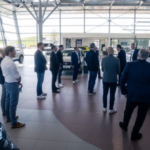 Die Jury des Automotive Business Awards während der Führung durch die Immobilie des Seitz-Standorts Kempten. Das Foto entstand in der Neuwagenausstellung.(Bild:  Jonas Blank)
