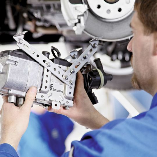 Ist ein Teil fehlerhaft, bekommen Betriebe künftig nicht nur neues Material, sondern auch die Ein- und Ausbaukosten ersetzt. (Bild:  Eberspächer)