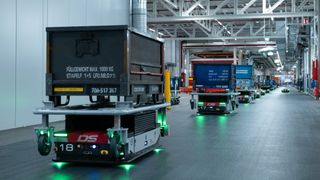Fahrerlose Transportsysteme liefern im Audi-Werk Neckarsulm Komponenten an die Montagebänder. (Bild: Audi)