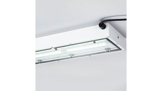 LED-Lichttechnik im robusten Stahlblech- oder Edelstahlgehäuse bietet R. Stahl mit den neuen für Zone 1 zugelassenen Langfeldleuchten der Serie 6012/5 (R. Stahl)