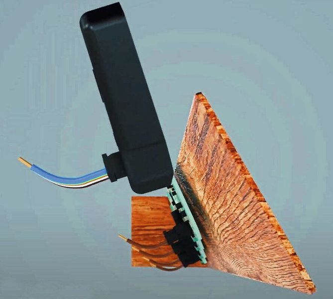 Bild 1: Der Einbau des Tasters CHS gestaltet sich denkbar einfach. Er wird von hinten mit einer Klebefolie aufs Bedienpanel geklebt. (Schurter)