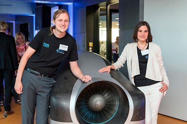 Hyperloop Rollout: Fast so schnell wie der Schall soll er sein, der Superschnellzug der Zukunft, auch Hyperloop genannt; abgebildete Personen(v.l.n.r.): Johannes Gutsmiedl Systems Engeneer und Project Leader Mariana Avezum  (Uli Benz, TU Muenchen)