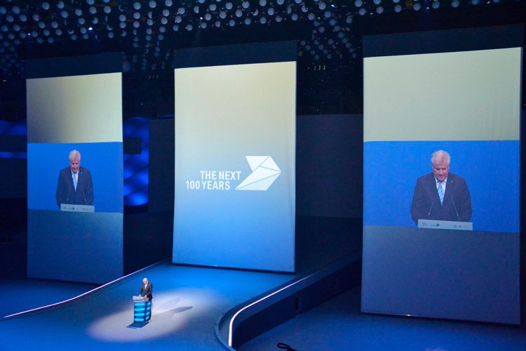 Der Bayerische Ministerpräsident Horst Seehofer ließ sich diese große Bühne in seinem Bundesland nicht nehmen. (Foto: Michel)