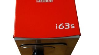Das Nadelritzsystem i63s von SIC Marking ist um 20 Prozent kleiner als sein Vorgänger bei gleicher Performance und soll Kosten sparen. (SIC Marking)