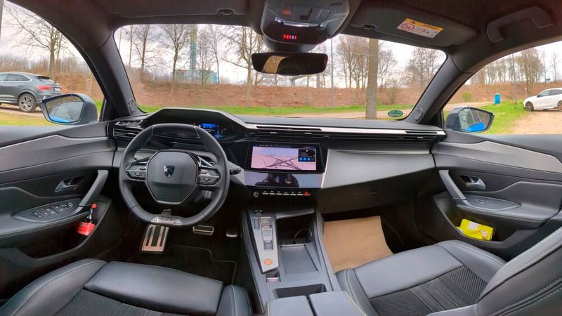 2. Das Cockpit: In diesem Panoramafoto wird deutlich, wie gut die Peugeot-Desiger die Gestaltung von Armaturenbrett und Türtafeln aneinander angeglichen haben. Auch Design und Qualität der Materialien können sich wirklich sehen lassen. Hier lebt sie noch, die französische Eleganz. (Bild: Rosenow – »kfz-betrieb«)