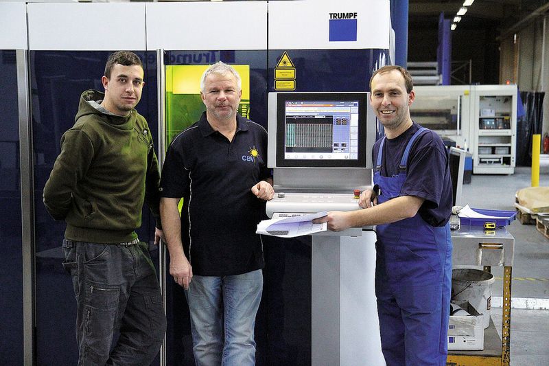 Um präzise und kundenorientiert arbeiten zu können, setzen Göran Rödler (rechts), Ronny Neumann (links) und Firmenchef Werner Neumann auf moderne Technik von Trumpf. (Bild: CBV)