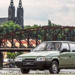 1987 erschien das moderne, frontgetriebene Kompaktmodell Favorit, das Skoda selbst entwickelt hatte. Dieses Fahrzeug sowie die qualifizierte und hoch motivierte Belegschaft überzeugten den Volkswagen-Konzern, sich 1991 an der Privatisierung der Marke zu beteiligen.(Bild:  Skoda/Homolka)