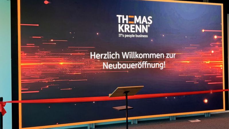 Das rote Band ist geknüpft. Mit dem Durchschneiden wird die Erweiterung des Produktionsstandorts Freyung der Thomas-Krenn AG auf mehr als das Doppelte offiziell. (Bild:  Vogel IT-Medien GmbH)
