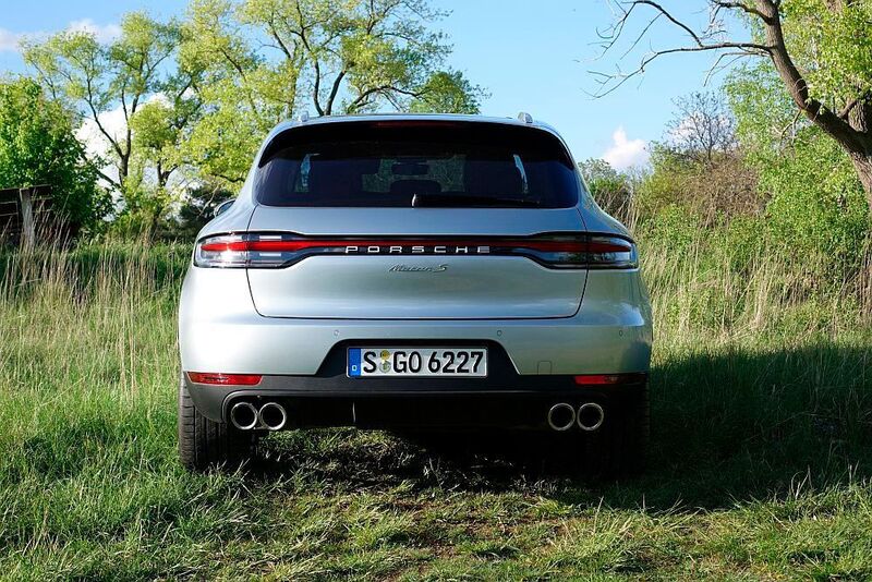 Das durchgehende Leuchtenband am Heck ist ein äußeres Zeichen der Modellpflege bei der ersten Macan-Generation. (Jan Rosenow/»kfz-betrieb«)