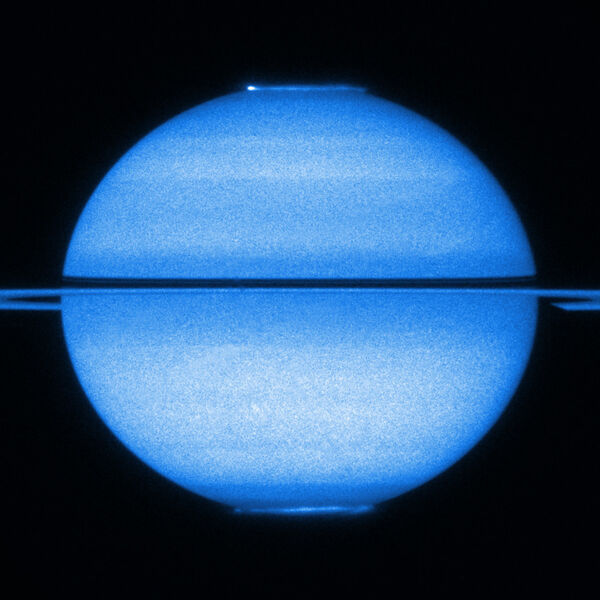 Profilbild: Eine Aufnahme des Saturn mit seinen Ringen genau von der Seite (NASA/STScl)