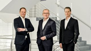Freude beim Technotrans-Konzern und natürlich im Vorstand! Denn man konnte erneut den Umsatz steigern. Von links: Peter Hirsch (CTO/COO), Michael Finger (CEO), Robin Schaede (CFO). Lesen Sie hier, wie sich der Konzern bisher entwickelt hat und was man prognostiziert. (Bild: Technotrans / Just Photography)