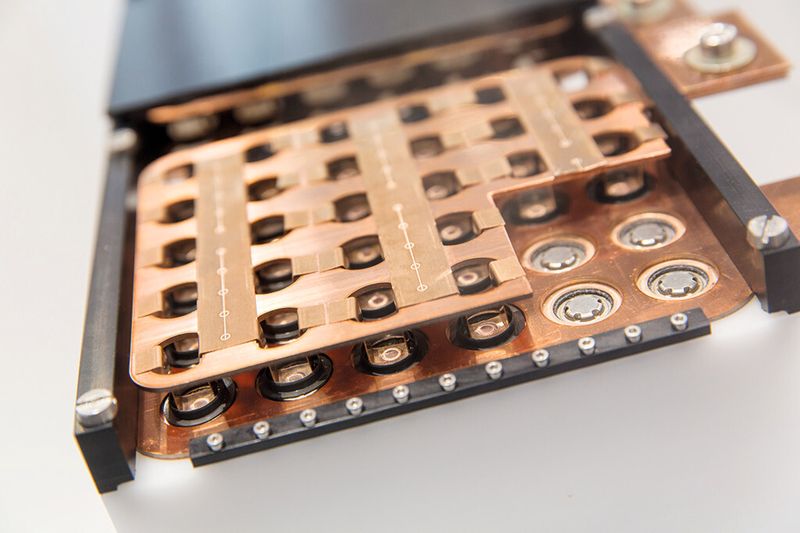 Block mit hermetisch dichten laserstrahlgeschweißten Batteriekontakten für zylindrische Zellen Typ 18650 (Bild: Fraunhofer ILT, Klaus D. Wolf)