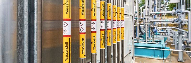 Das Bild zeigt einen Elektrolyseur mit Wasserstoffzuleitungen zu den Speichereinheiten.(Bild:  Quelle: Swen Gottschall/Zukunft Gas)