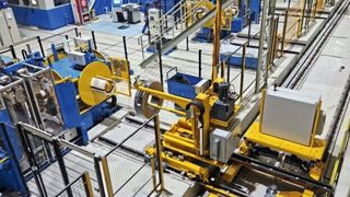 Die hohe Varianz der Strips ist eine Herausforderung für die Statik und das Handling der
Regalbediengeräte. Diese können bis zu 14 Strips im Badge oder auch einzeln ein- und
auslagern und so die Strips in der richtigen Reihenfolge vorsortiert zur Übergabe an die
Schneidelinien bereitstellen. Das Hochregal bietet auf 2.300 Kragarmen Platz für rund
32.000 Strips. (Bild: Vollert)