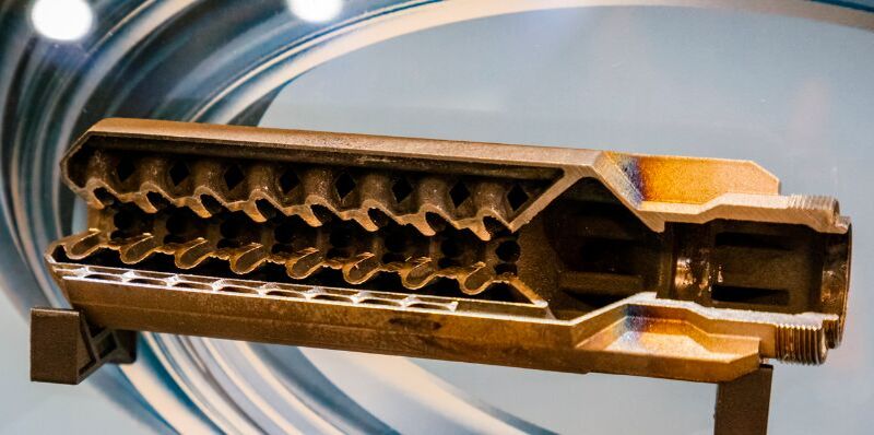 Solch komplizierte, düsenartige Bauteile sind auf herkömmlichem Wege kaum herstellbar. Dafür kann das aber der 3D-Druck relativ spielend. Auch das ist ein Bauteil, das im Rüstungssektor eine Rolle spielt, wie die Formnext-Macher erklären. (Bild: Mesago)