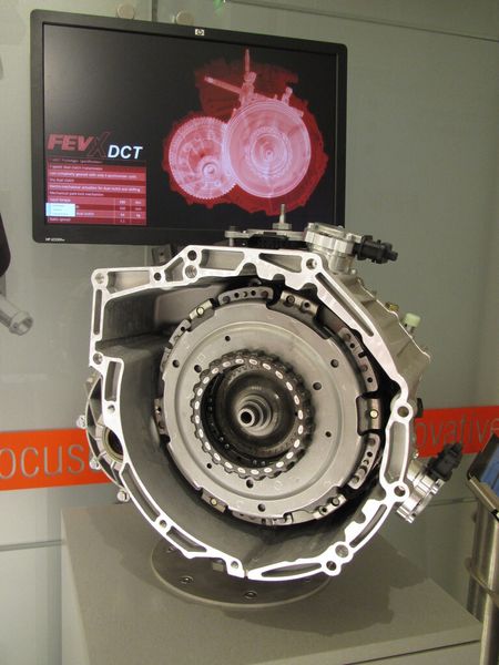Trockenes Doppelkupplungsgetriebe mit geringer Komplexitat und nur drei Synchronisierungen. Das 7-Gang DCT (zum Patent angemeldet) verfügt über ein Eingangsdrehmoment von 280 Nm bei einer Einbaulänge von nur 350 mm (Bild: FEV)