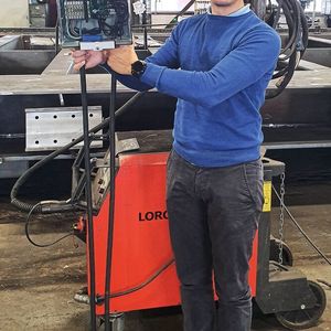 Mit dem Pilotprojekt Schorisch1920.io werden die Ressourcen im Mittelstand optimiert, demonstriert Emil Schlumberger, Geschäftsführer von Schorisch Elektronik in Wentorf, beim Einsatz an einer Schweißanlage bei der Stahlbaufirma Schorisch Magis in Karstädt.