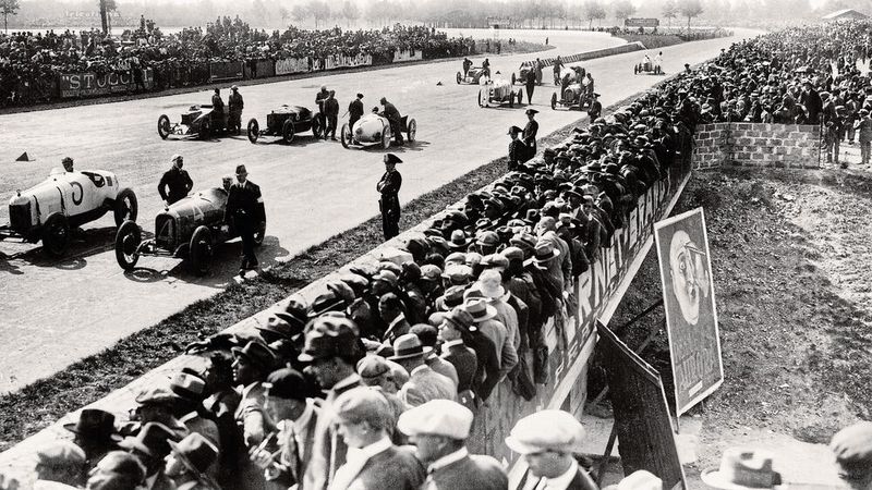 Die RH 2-l-Tropfenform-Rennwagen von Benz vor dem Start des Großen Preises von Europa in Monza am 9. September 1923. Interessant: Gemäß den seit 1922 geltenden internationalen Grand-Prix-Formel-Regeln war eine Mindestdistanz der Läufe von 800 Kilometern sowie ein Hubraumlimit von zwei Litern und ein Mindestgewicht von 650 Kilogramm festlegt. Außerdem mussten sich an Bord jedes Rennwagens zwei Personen – neben dem Fahrer auch ein Mechaniker – befinden.   (Bild: Mercedes-Benz)