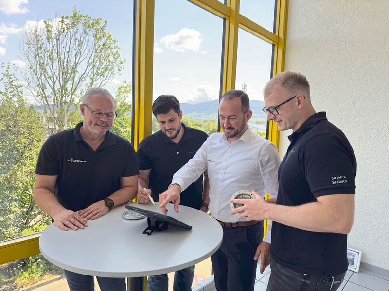 Das Team von Walter und Schaeffler bei der Planung der Werkzeugauslegung: Michael Benz (Walter), Stefan Oberle (Schaeffler), Mathias Scherer (Walter) und David Kutter (Schaeffler) (v. l.).			   (Bild: Walter AG)