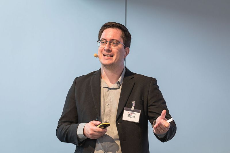 16. Anwenderkongress Steckverbinder: Der SPE-Tag am 4. Juli 2022 zog wieder viele interessierte Zuhörer an. Abgedeckt wurden fast alle Themen im Bereich Single Pair Ethernet vom Standard über das Marktpotenzial, Rückwärtskompatibilität, Schirmung, Messtechnik bis hin zum neuen Standard SPE M12 Hybrid. (Bild: Elektronikpraxis)