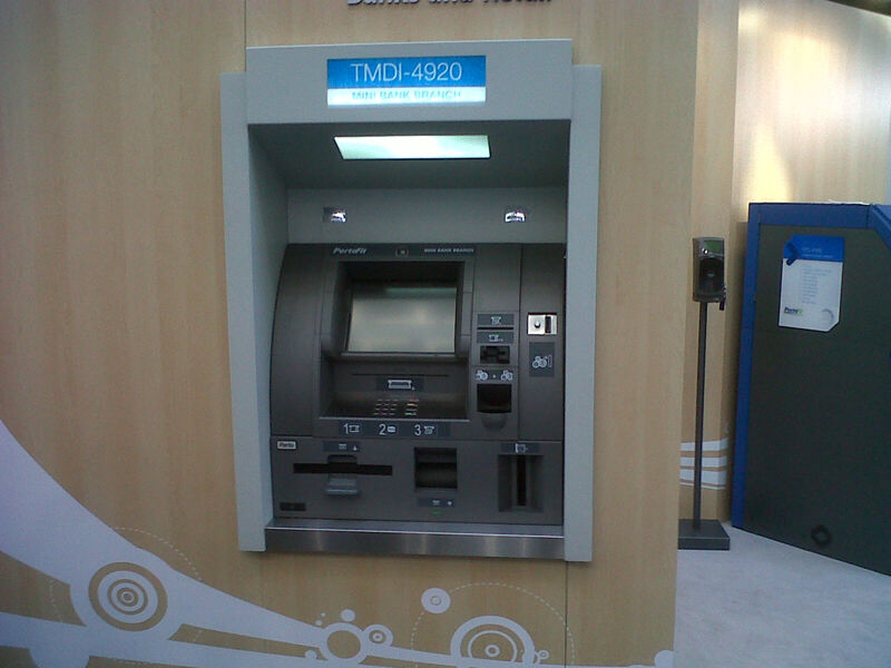 CeBIT 2011: ein Geldautomat der Zukunft, nur: was tun mit all den Schlitzen?  (Bild: fka)