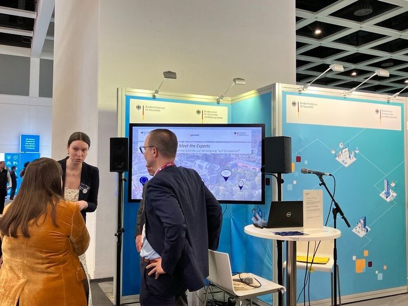 Am Gemeinschaftsstand in Halle 2.2 präsentierten und informierten das Bundesgesundheitsministerium (BMG) sowie das Bundesinstitut für Arzneimittel und Medizinprodukte (BfArM) aktuelle Projekte und Entwicklungen in der Digitalisierung des Gesundheitswesens. (Bild: @ Serina Sonsalla)