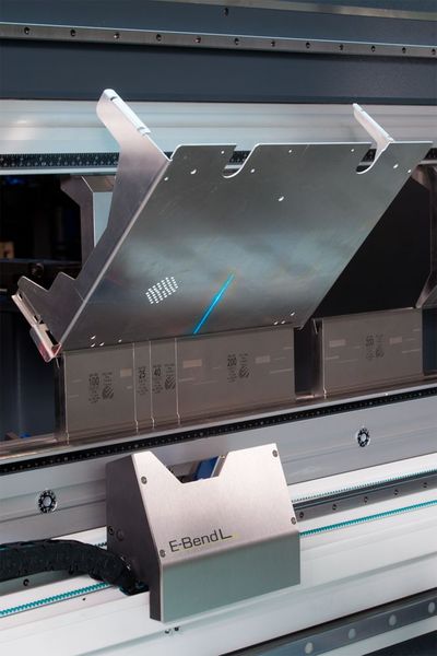 Das Laser-Winkelmesssystem E-Bend L an den Abkantpressen von Safan Darley arbeitet mit blauem Licht und deshalb präziser als frühere Modelle. (Bild: Safan Darley)