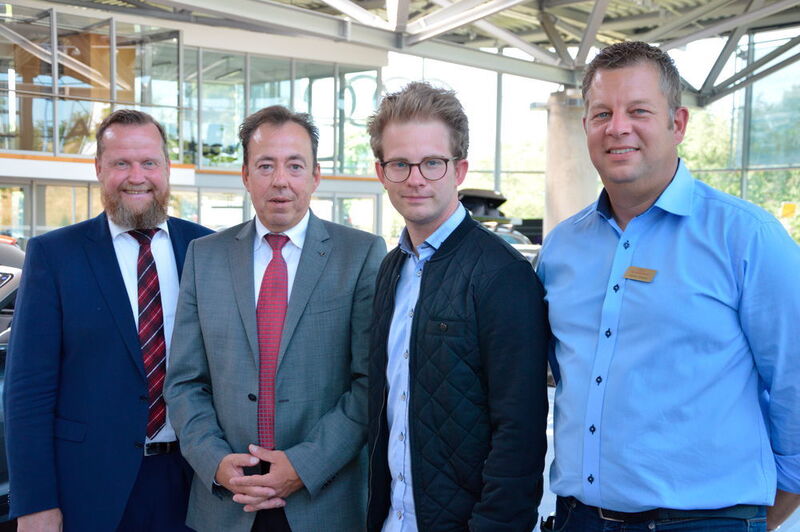 Die Gastgeber (v. links): Audi-Verkaufsleiter Bernd Gilges, VW-Verkaufsleiter Karl Mackwitz, Niklas Schelberg (Social Media) und Serviceleiter Stephan Straeten. (Achter / »kfz-betrieb«)