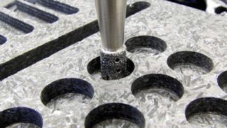 Konventionelle Hartmetall-Bohrwerkzeuge und auch PKD-Werkzeuge haben sich für die Bearbeitung von Faserkeramiken als ungeeignet erwiesen. Bohrungen werden deshalb mit Diamantschleifstiften in Hohlbohrausführung im Quer-Seiten-Schleifprozess eingebracht. (Archiv: Vogel Business Media)