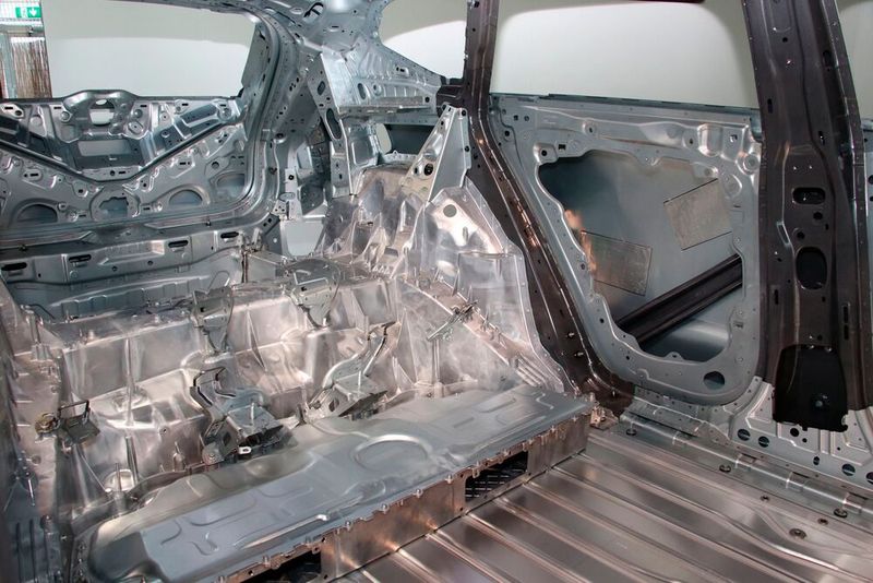 Der Blick in die Rohbaukarosserie zeigt das Giga-Casting Bauteil im Hinterwagen.(Bild:  Jürgen Klasing)