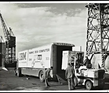 1956 Die Erste Festplatte Kommt Auf Den Markt A working ramac hard disk assembly is demonstrated regularly at the computer history.