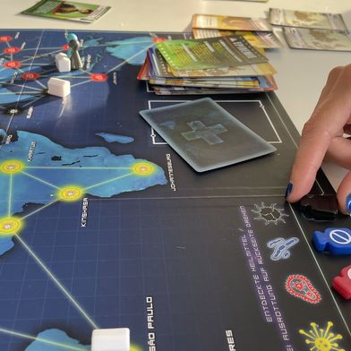 Wissenschaft über Brettspiele vermitteln, beispielsweise hier mit „Pandemic“ auf der MS Wissenschaftsjahr 2026 zum Thema Medizin. (Bild: Philipp Schrögel)