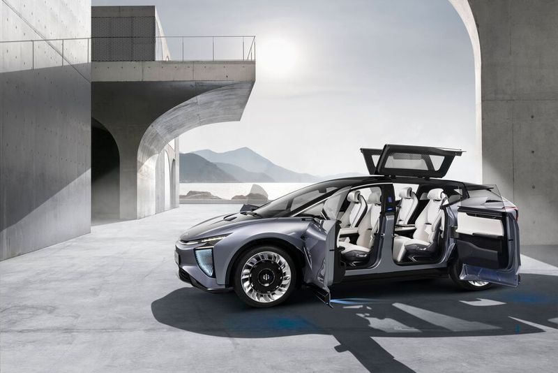 Auffällig am SUV-artigen Sechssitzer sind die entgegen der Fahrtrichtung öffnenden, zweiteiligen Fondtüren. (Bild: Human Horizons)