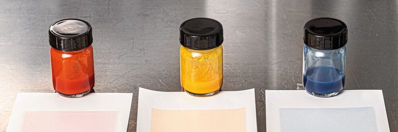 Pastellfarbene und semitransparente Aufdrucke mit Druckfarben auf Basis unbedenklicher Buntpigmente. Pastellfarbene und semitransparente Aufdrucke mit Druckfarben auf Basis unbedenklicher Buntpigmente.