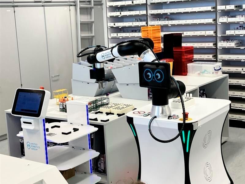 Im MLL wartet uLog beispielsweise auf Proben von seinem Roboter-Kollegen: uLab Mobile. (Bild: © Serina Sonsalla)
