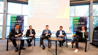Die EMO 2025 war auch der Schauplatz des EMO China Day. Unter anderem diskutierten chinesische Unternehmer dabei mit Benedikt Hofmann (rechts), dem Chefredakteur vom MM Maschinenmarkt, über neue Wege, die der chinesische Maschinenbau derzeit gehen will ... (Bild: VCG)