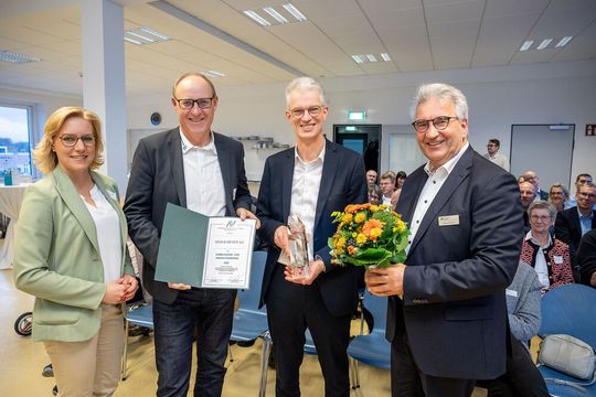 Kompetenz in punkto Innnovationskraft, Ausbildung und Personalentwicklung: 2025 erhielt Sieb & Meyer den Innovations- und Ausbildungspreis der Arbeitgeberverband-Stiftung Lüneburg-Nordostniedersachsen e.V..(Bild:  Sieb & Meyer AG / Andereas Tamme)