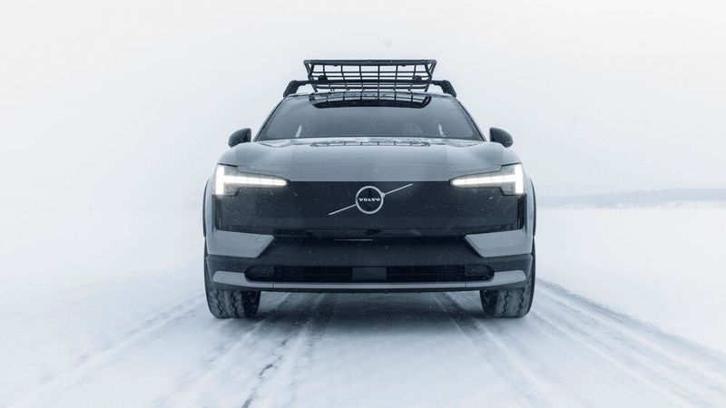 Im Vergleich zum EX30 hat die Cross-Country-Variante mehr Bodenfreiheit, nämlich 19 Zentimeter. (Bild: Volvo)