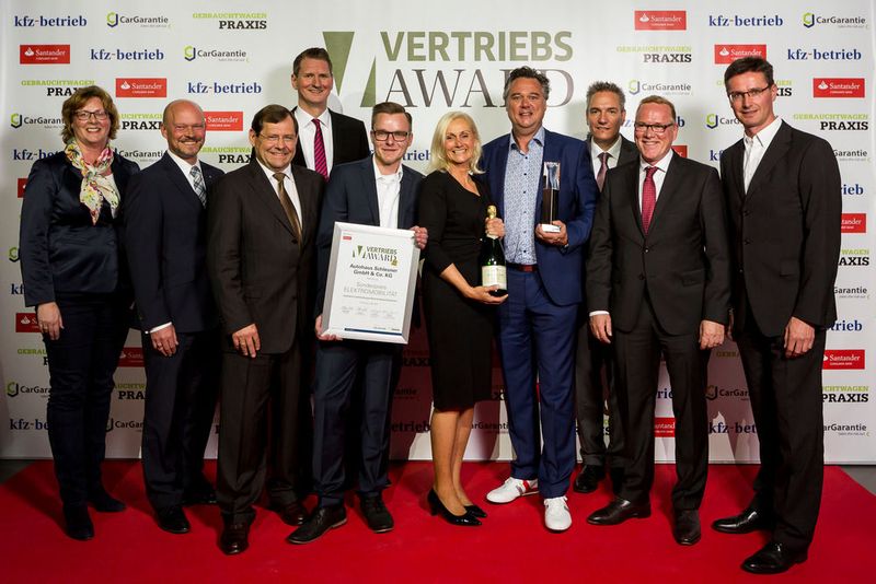 Erstmals vergab die Jury den Sonderpreis „Elektromobilität“. Glücklicher Preisträger ist das Autohaus Schlesner aus Nienburg (Renault, Nissan, Dacia). Der Händler hat 2016 mehr als 100 E-Autos verkauft und überzeugte unter anderem damit die Jury. (Bild: Stefan Bausewein)