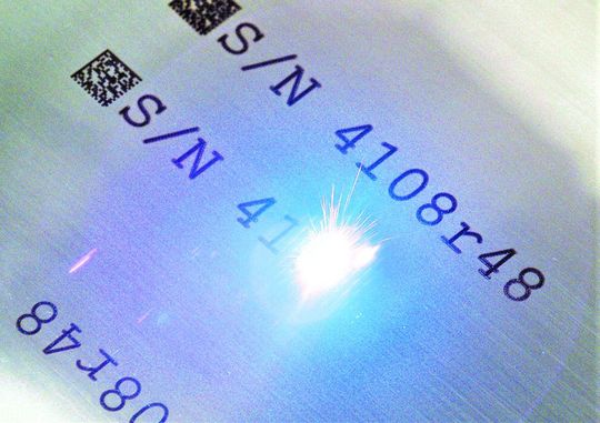 Mit haltbaren Bauteilkennzeichnungen kennt sich REA Elektronik aus. Hier sieht man das Faserlasersystem REA JET FL bei der Arbeit an einer Aluminiumoberfläche. Was es sonst noch Neues gibt, präsentiert das Unterehmen hier und auf der Euroblech 2022 in Hannover. Mit haltbaren Bauteilkennzeichnungen kennt sich REA Elektronik aus. Hier sieht man das Faserlasersystem REA JET FL bei der Arbeit an einer Aluminiumoberfläche. Was es sonst noch Neues gibt, präsentiert das Unterehmen hier und auf der Euroblech 2022 in Hannover.