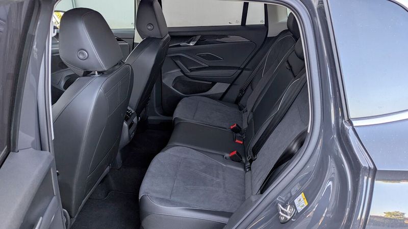 Hinten fühlen sich Mitfahrer jeder Größe wohl. (Bild: Rosenow – VCG)