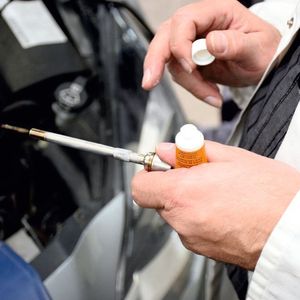 Spezielles Montagefett verhindert ein Festbacken der Glühkerze.