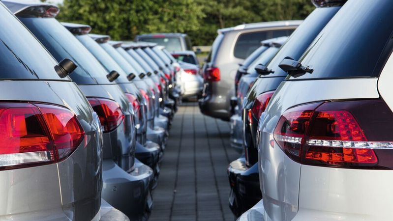 Wie halten die Unternehmenskunden des Automobilhandels künftig ihre Belegschaften mobil? Der klassische Dienstwagen könnte zugunsten von Mobilitätsbudgets an Bedeutung einbüßen.(Bild:  © Sven Krautwald - stock.adobe.com)