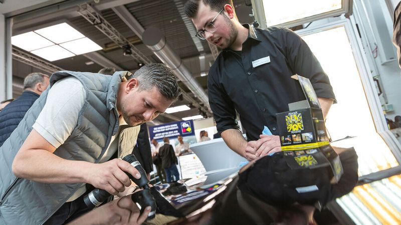 Anpacken und ausprobieren – das war an vielen Messeständen auf den Würzburger Karosserie- und Schadenstagen möglich. (Bild: Stefan Bausewein)