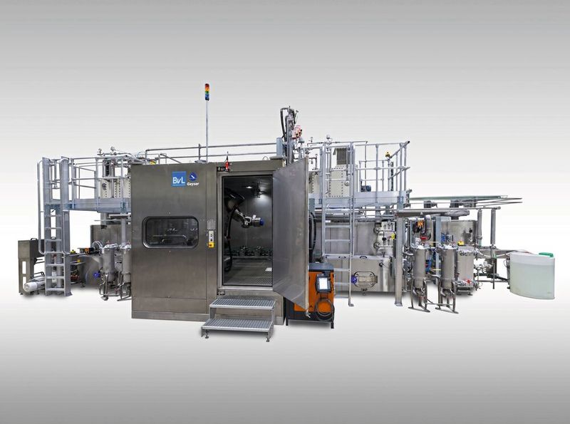 Ganzheitliches Anlagenkonzept: Entgraten, Vor- und Endreinigung, Filtration, Trocknung und Automatisierung sind technisch und wirtschaftlich optimal aufeinander abgestimmt. (Bild: BvL Oberflächentechnik GmbH)