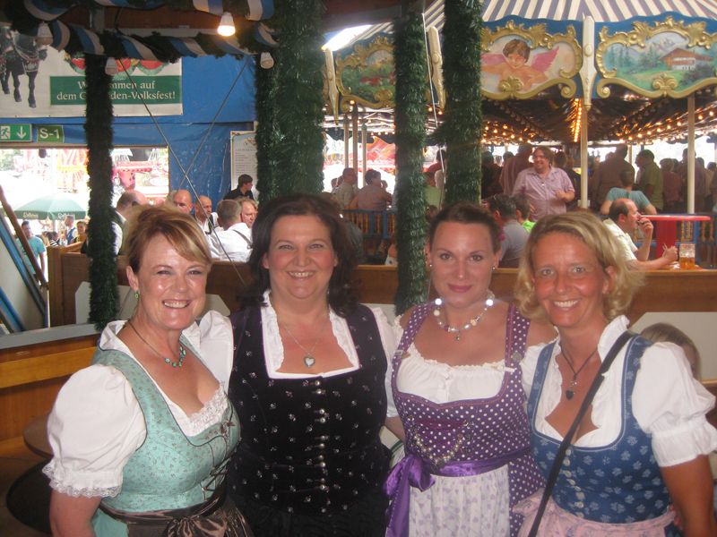 Frauenpower bei sommerlichen Temperaturen! v.l. Janet Spacey (Spacey PR), Lilli Kos (IT-BUSINESS), Sabrina Hoefs (ALSO) und Stephanie Steen (IT-BUSINESS) (IT-BUSINESS)