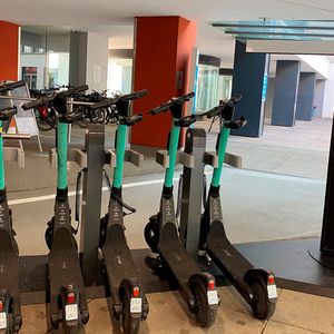 Dem Warenverkehr sollen die umgestalteten Parkhäuser als „Urban Hub“, als Anlauf- und Verteilerstation zum Umladen für die letzte Meile dienen.(Bild:  Apcoa)