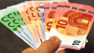 Autohäuser, die jetzt ihre Verkaufsflächen schließen müssen, können beim Bund Überbrückungshilfe beantragen. (Bild: gemeinfrei)