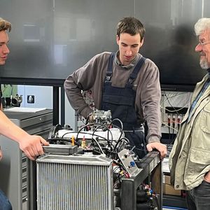 Geht, oder geht nicht? Zwei der ZET-Probanten mit ihrem „Gesellenstück“ im Rahmen der Abschlussprüfung.(Bild:  Bopp/Kern)